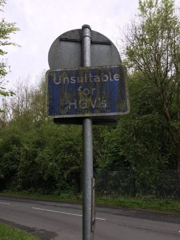 road sign "unsuitable for HGVs"