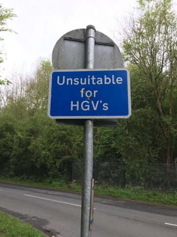 Road sign"unsuitable for HGVs"